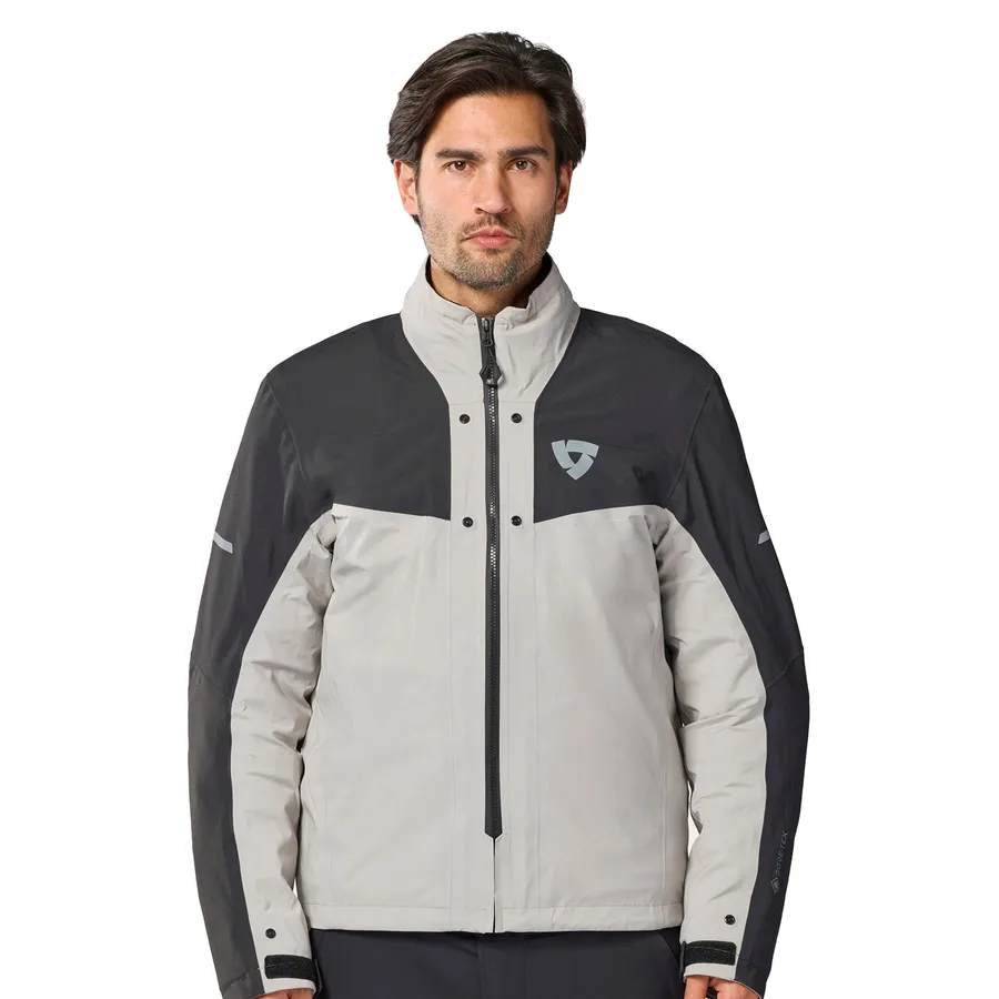 Forro GORE-TEX de la Rev'it Defender 4 GTX puesto como chaqueta independiente, en gris y negro