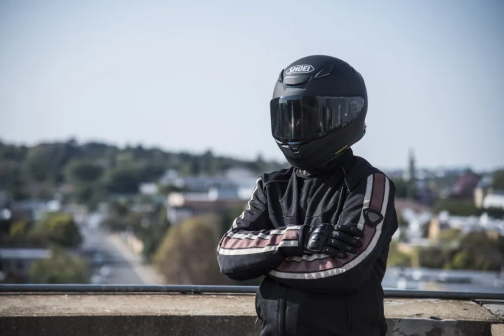 Motorista con un Shoei NXR2 al aire libre, con el logo de Shoei visible en la mentonera